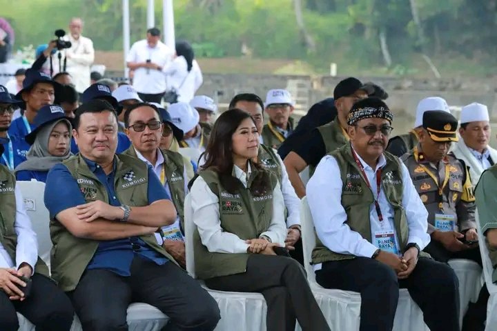 Menkomdigi dan Bupati Sukabumi panen ikan nila hasil teknologi digital di Cimahi. | FB/Pemerintah Kabupaten Sukabumi 