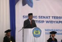 Bupati Sukabumi Asep Japar hadiri wisuda 186 mahasiswa STISIP Widyapuri Mandiri, optimistis lulusan siap berkontribusi bagi masyarakat. | FB/Pemerintah Kabupaten Sukabumi 