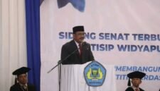Bupati Sukabumi Asep Japar hadiri wisuda 186 mahasiswa STISIP Widyapuri Mandiri, optimistis lulusan siap berkontribusi bagi masyarakat. | FB/Pemerintah Kabupaten Sukabumi 