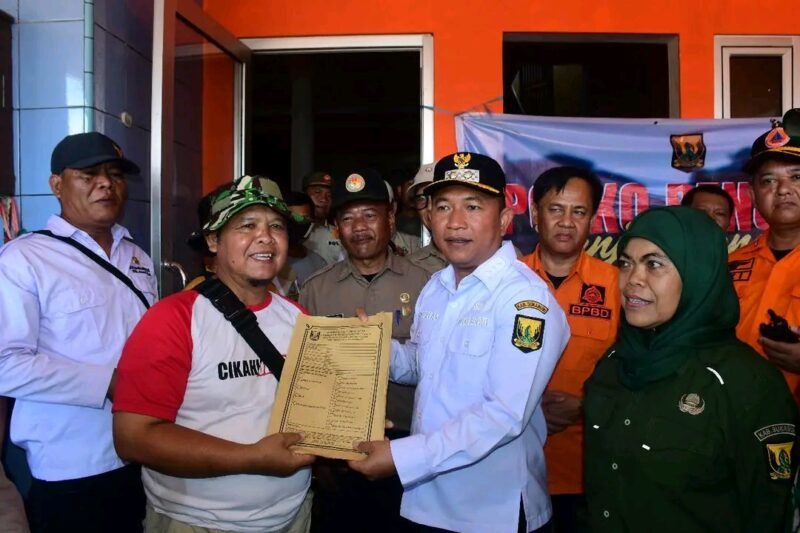 Wabup Sukabumi tinjau lokasi bencana di Cisolok, pastikan layanan dasar warga berjalan baik. | Fb/Pemerintah kabupaten Sukabumi 