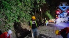 Dinas PU Sukabumi perkuat jalan Nagrak–Cibadak dengan beton semen yang lebih kokoh.