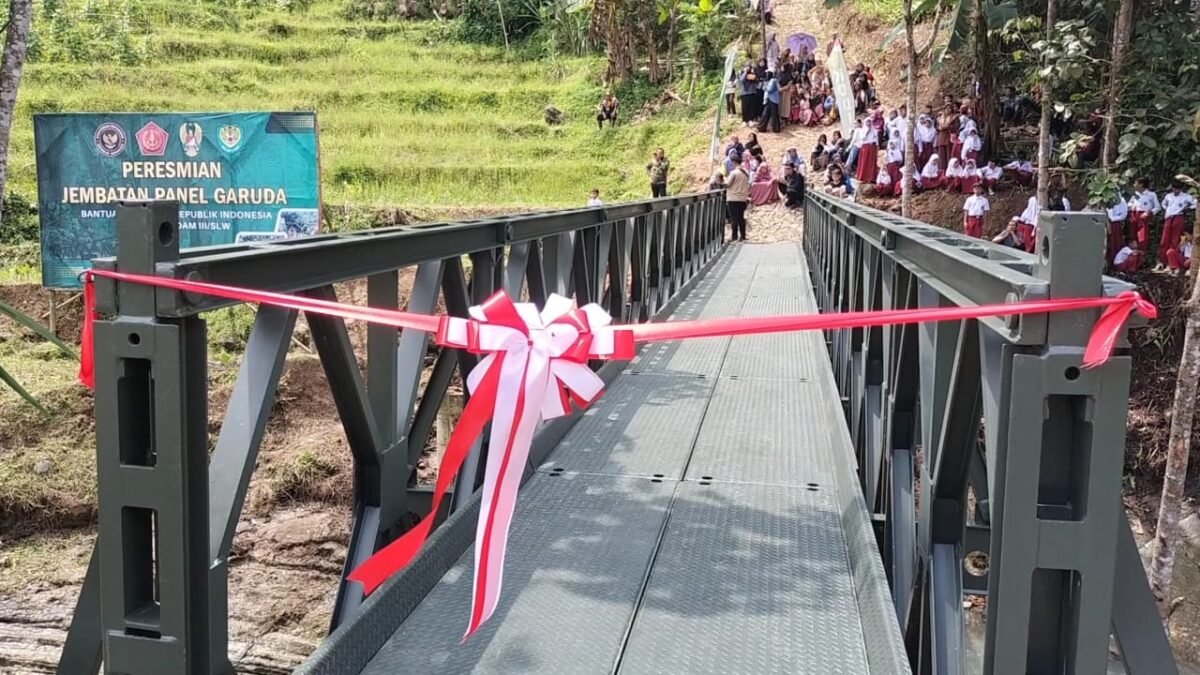 Jembatan Panel Garuda mudahkan akses warga empat desa di Cisolok.