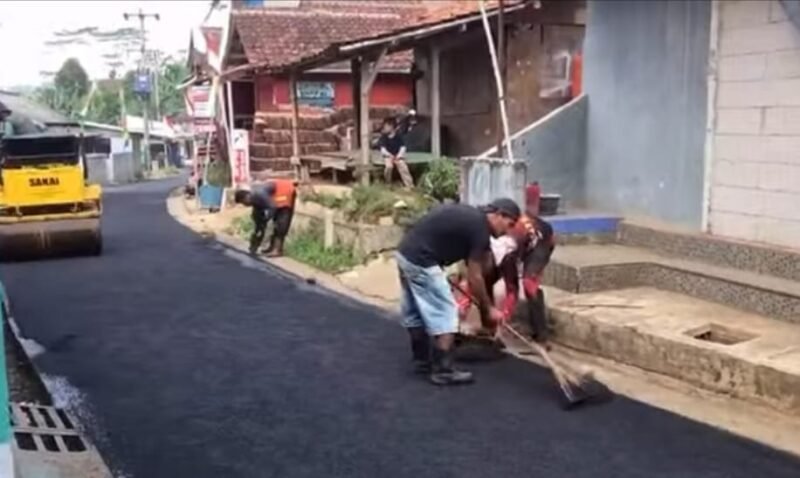 Disperkim Sukabumi bangun jalan lingkungan untuk tingkatkan akses dan kesejahteraan warga.