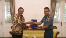 Bupati dan Danlanal Bandung bahas bakti sosial di Sukabumi. /FB: Pemerintah Kabupaten Sukabumi 