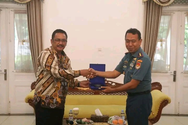 Bupati dan Danlanal Bandung bahas bakti sosial di Sukabumi. /FB: Pemerintah Kabupaten Sukabumi 