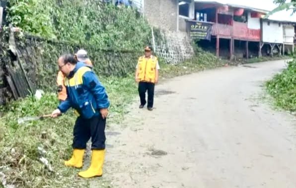 UPTD PU Cicurug rutin bersihkan bahu jalan agar ilalang tak ganggu pandangan pengendara.