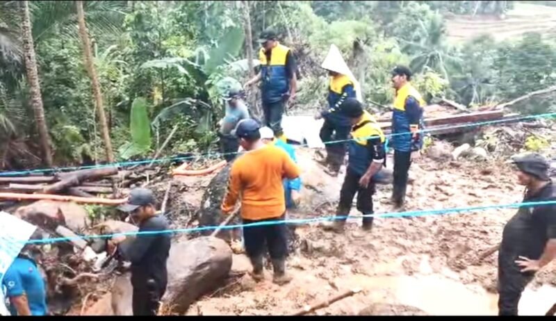DPU Sukabumi bangun jembatan darurat dan tangani irigasi rusak akibat banjir di Cikakak.