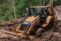 Dinas PU Sukabumi turunkan alat berat bersihkan longsor di Cimaja, akses jalan kini kembali normal