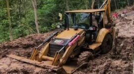 Dinas PU Sukabumi turunkan alat berat bersihkan longsor di Cimaja, akses jalan kini kembali normal