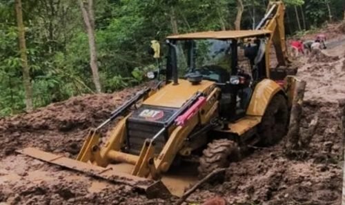 Dinas PU Sukabumi turunkan alat berat bersihkan longsor di Cimaja, akses jalan kini kembali normal