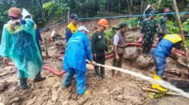 Balad SDA Sukabumi dan warga gotong royong perbaiki jaringan irigasi Cikakak dalam Hari Bhakti PU ke-80.