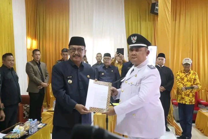 Hilman Nulhakim resmi menjabat Kades Pawenang. | FB/Pemerintah Kabupaten Sukabumi 