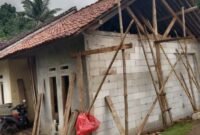 Warga Sukamaju terima bantuan Rutilahu dari Disperkim Sukabumi.