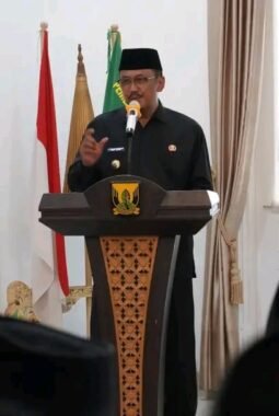 Bupati Sukabumi Kukuhkan dan Ambil Sumpah Jabatan Manajerial Pemkab Sukabumi