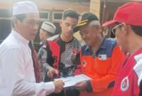 Junajah Jajah Nurdiansyah salurkan bantuan bagi korban pergerakan tanah di Bantargadung.