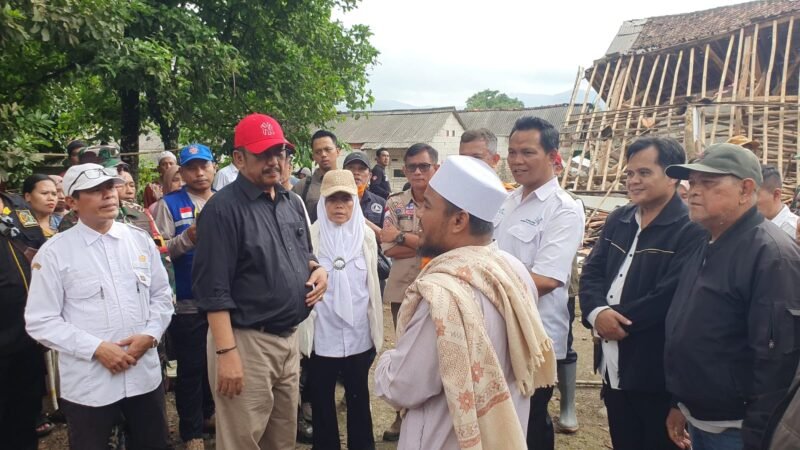Bupati Sukabumi dan Disperkim meninjau langsung warga terdampak pergerakan tanah di Cijambe Bantargadung. 
