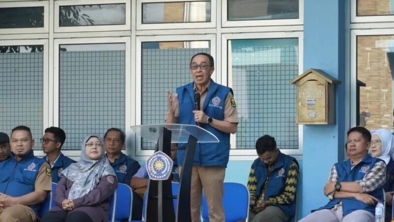 Sekda Sukabumi melepas 720 mahasiswa KKN UMMI dan mengajak mereka menjadi agen perubahan di tengah masyarakat. (fb/Pemerintah Kabupaten Sukabumi)