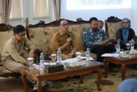 Pemkab Sukabumi bersama Tim Percepatan UHC Jabar memetakan strategi percepatan layanan kesehatan bagi seluruh masyarakat. (fb/Pemerintah Kabupaten Sukabumi)