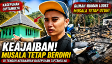 Musala tetap berdiri kokoh di tengah puing kebakaran Kasepuhan Ciptamulya. | Gambar: Ilustrasi AI