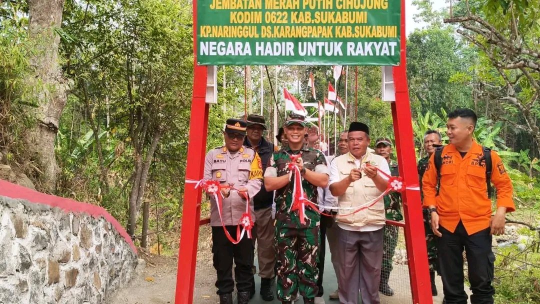 Jembatan Merah Putih Cihujung kembali dibuka setelah rusak akibat banjir. Dandim menegaskan jembatan ini sangat penting bagi aktivitas warga. (fb/Pemerintah Kabupaten Sukabumi)