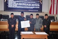 Bupati Sukabumi menyampaikan tiga agenda strategis dalam Rapat Paripurna DPRD, mulai dari perubahan APBD 2026 hingga transformasi Perumda menjadi Perseroda. (Fb/Pemerintah Kabupaten Kabupaten)