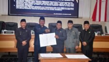 Bupati Sukabumi menyampaikan tiga agenda strategis dalam Rapat Paripurna DPRD, mulai dari perubahan APBD 2026 hingga transformasi Perumda menjadi Perseroda. (Fb/Pemerintah Kabupaten Kabupaten)