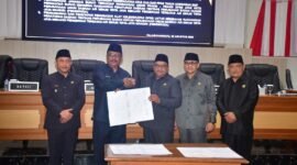 Bupati Sukabumi menyampaikan tiga agenda strategis dalam Rapat Paripurna DPRD, mulai dari perubahan APBD 2026 hingga transformasi Perumda menjadi Perseroda. (Fb/Pemerintah Kabupaten Kabupaten)