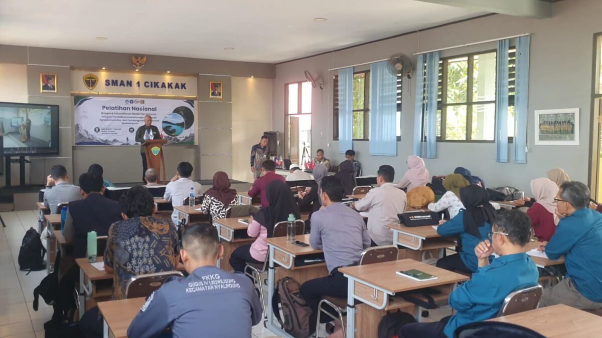 Ciletuh bukan cuma destinasi wisata, tapi juga bisa menjadi kelas terbuka bagi generasi muda. | Istimewa