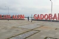 Landmark Alun-Alun Gadobangkong diperkuat dengan konstruksi beton agar lebih awet menghadapi kondisi pesisir Palabuhanratu.Deskripsi Meta
