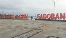 Landmark Alun-Alun Gadobangkong diperkuat dengan konstruksi beton agar lebih awet menghadapi kondisi pesisir Palabuhanratu.Deskripsi Meta
