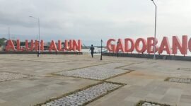 Landmark Alun-Alun Gadobangkong diperkuat dengan konstruksi beton agar lebih awet menghadapi kondisi pesisir Palabuhanratu.Deskripsi Meta

