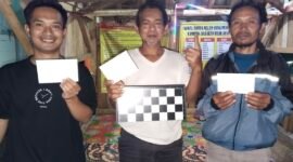 Danang (Tengah) keluar sebagai juara Turnamen Catur RT 04/06 dalam semarak HUT RI ke-81.