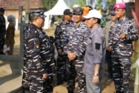 Persiapan pembangunan Jembatan Leuwidingding diawali dengan gotong royong membersihkan lingkungan bersama TNI, Pemkab Sukabumi, dan masyarakat. (fb/Pemerintah Kabupaten Sukabumi)
