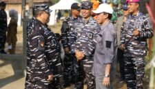 Persiapan pembangunan Jembatan Leuwidingding diawali dengan gotong royong membersihkan lingkungan bersama TNI, Pemkab Sukabumi, dan masyarakat. (fb/Pemerintah Kabupaten Sukabumi)