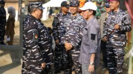 Persiapan pembangunan Jembatan Leuwidingding diawali dengan gotong royong membersihkan lingkungan bersama TNI, Pemkab Sukabumi, dan masyarakat. (fb/Pemerintah Kabupaten Sukabumi)