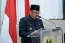 Bupati Sukabumi Asep Japar menyampaikan dua Raperda dalam Rapat Paripurna DPRD Kabupaten Sukabumi. (tb/Pemerintah Kabupaten Sukabumi)