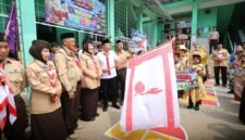 Wabup Andres lepas defile 280 peserta Pesta Siaga Kecamatan Cidahu 2026. (Fb/Pemerintah Kabupaten Sukabumi)