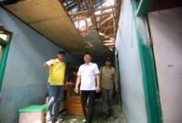 Wabup Andreas pantau dampak cuaca ekstrem di Cicurug. (Fb/Pemerintah Kabupaten Sukabumi)
