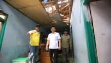 Wabup Andreas pantau dampak cuaca ekstrem di Cicurug. (Fb/Pemerintah Kabupaten Sukabumi)