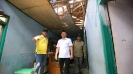 Wabup Andreas pantau dampak cuaca ekstrem di Cicurug. (Fb/Pemerintah Kabupaten Sukabumi)