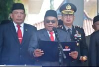Budi Azhar Mutawali membacakan Pembukaan UUD 1945 dalam upacara Hari Kesaktian Pancasila 2026 di Palabuhanratu, Sukabumi.