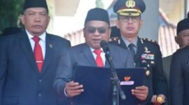 Budi Azhar Mutawali membacakan Pembukaan UUD 1945 dalam upacara Hari Kesaktian Pancasila 2026 di Palabuhanratu, Sukabumi.