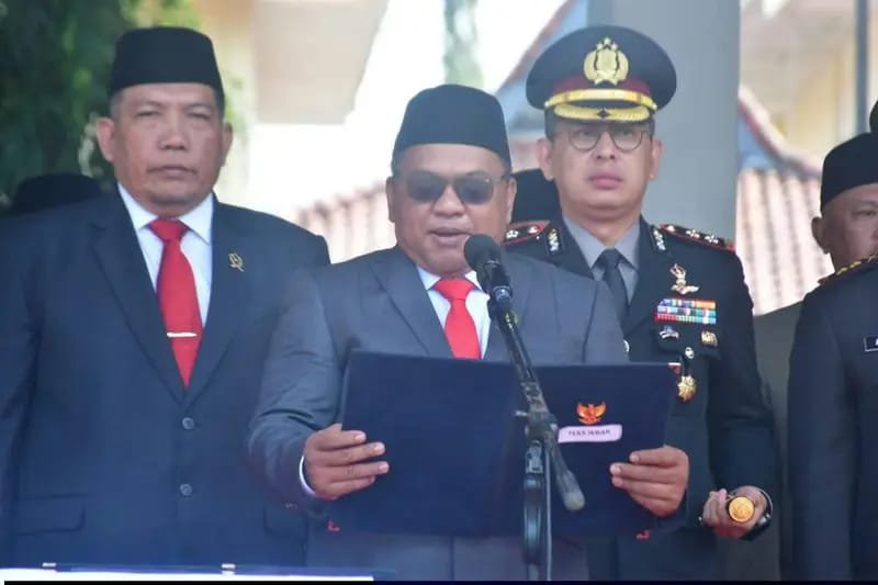 Budi Azhar Mutawali membacakan Pembukaan UUD 1945 dalam upacara Hari Kesaktian Pancasila 2026 di Palabuhanratu, Sukabumi.