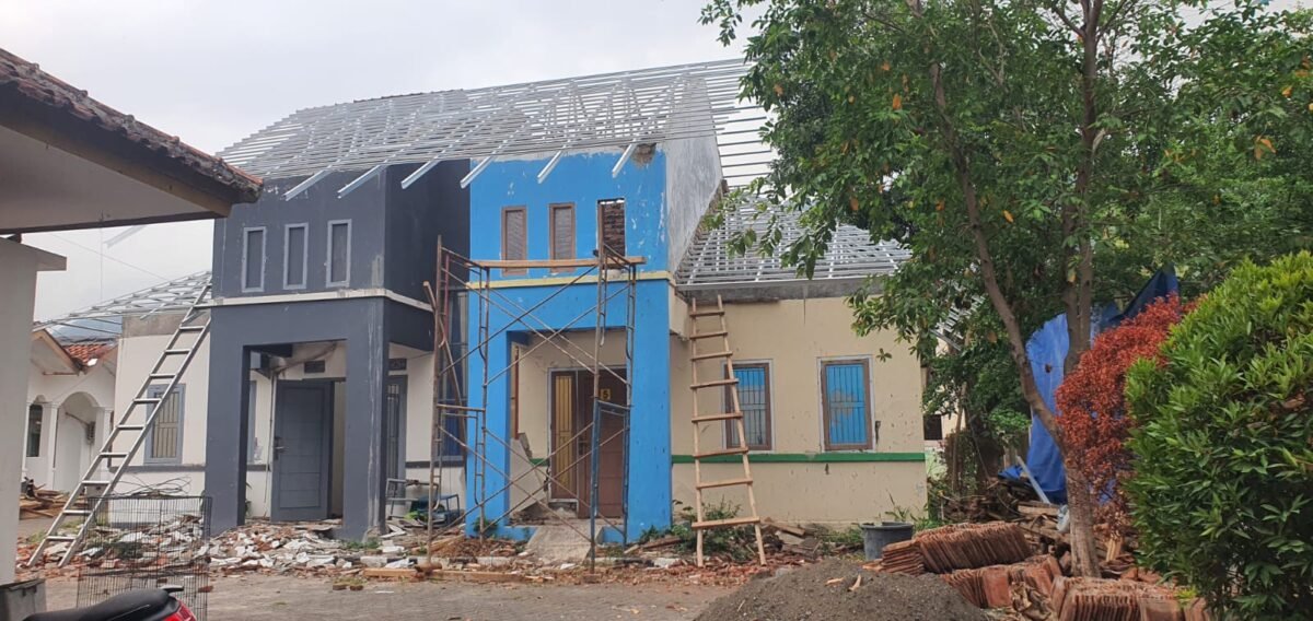 Pembangunan rumah dinas dokter RSUD Palabuhanratu disorot setelah papan informasi proyek disebut tidak terlihat. Transparansi anggaran menanti penjelasan resmi.